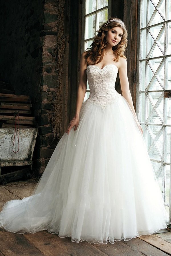 A Line Strapless Sweetheart Embroidery Chapel Train Tulle Wedding Dress